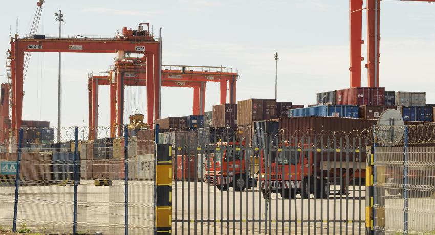 Terminal à conteneurs - Quai, conteneurs vides et pleins