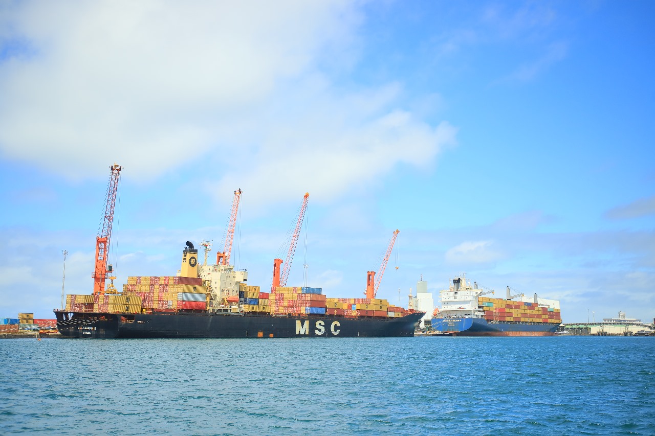 Deux navires de type Container Ship qui font au totale 450m de longueur accostent simultanément aux QUAI C1 et C3