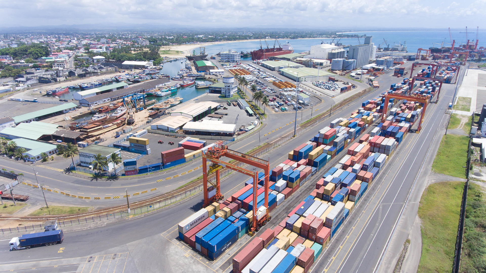 Unité de stockage terre-pleins pour voitures, engins