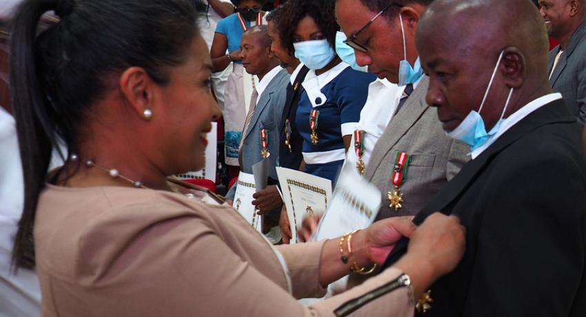 Cérémonie de remise de distinctions honorifiques et de médailles