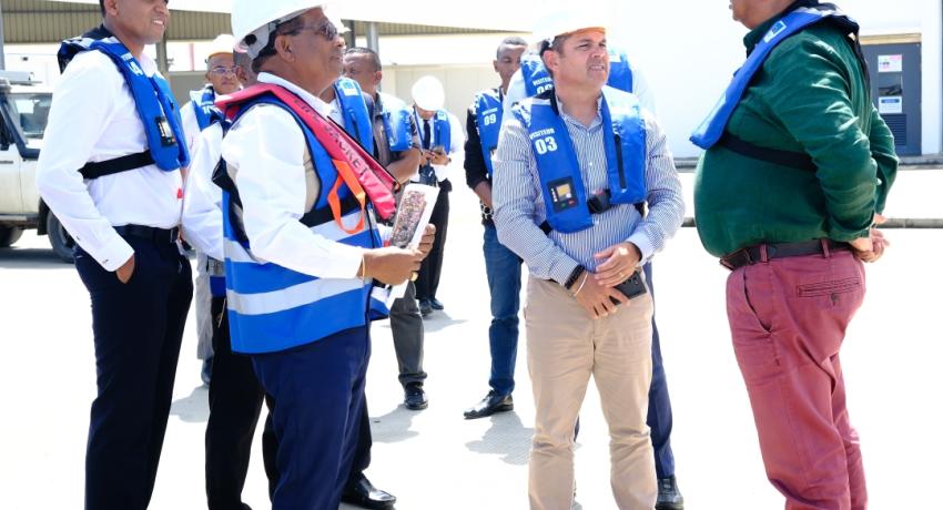 Visite du Ministre de l'Industrialisation et du Commerce était en visite au port de Toamasina