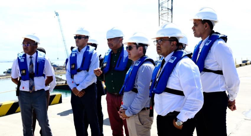 Visite du Ministre de l'Industrialisation et du Commerce était en visite au port de Toamasina