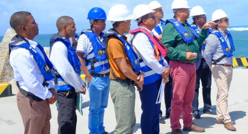 Visite du Ministre de l'Industrialisation et du Commerce était en visite au port de Toamasina