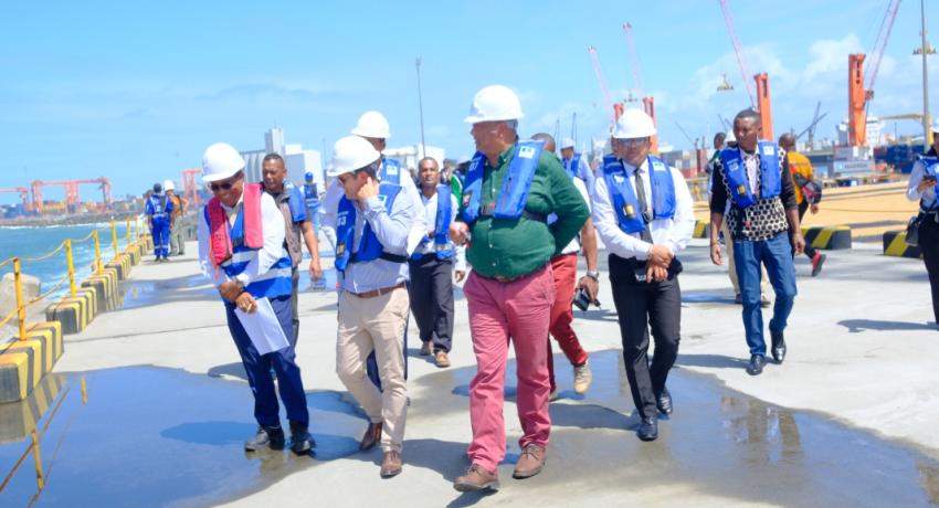 Visite du Ministre de l'Industrialisation et du Commerce était en visite au port de Toamasina