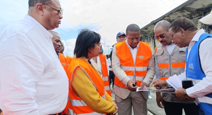 Visite des ponts bascules au port de Toamasina par les deux ministres