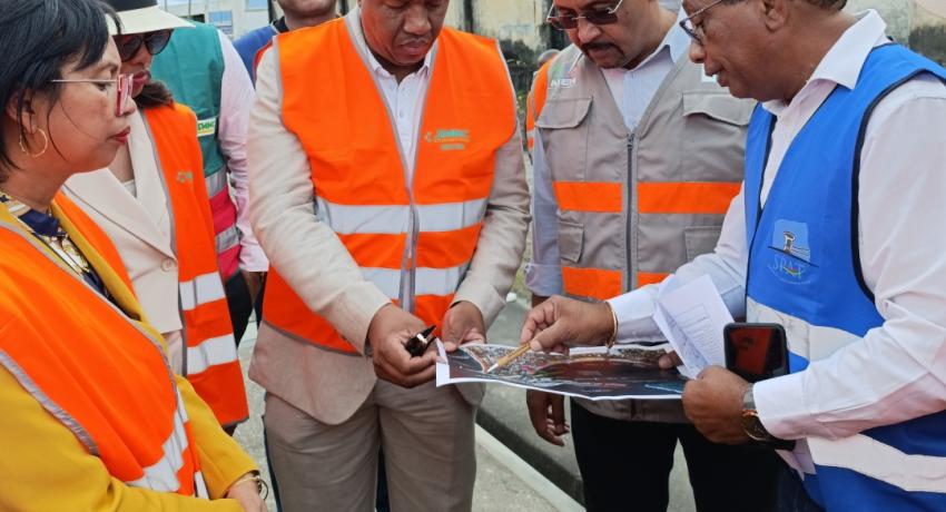 Visite des ponts bascules au port de Toamasina par les deux ministres