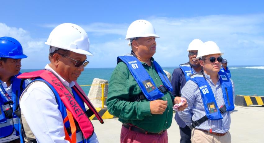 Visite du Ministre de l'Industrialisation et du Commerce était en visite au port de Toamasina