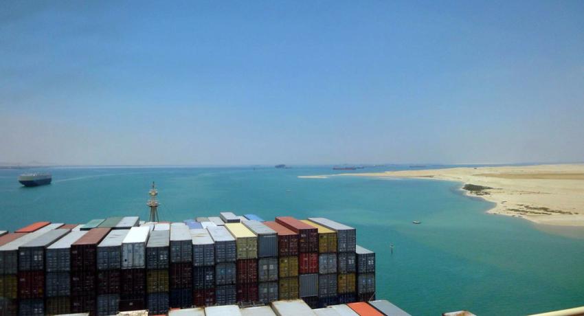 ©IMO Un porte-conteneurs traversant le canal de Suez.