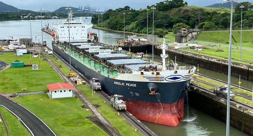 UN News/Daniel Dickinson Un navire traverse le canal de Panama en Amérique centrale.